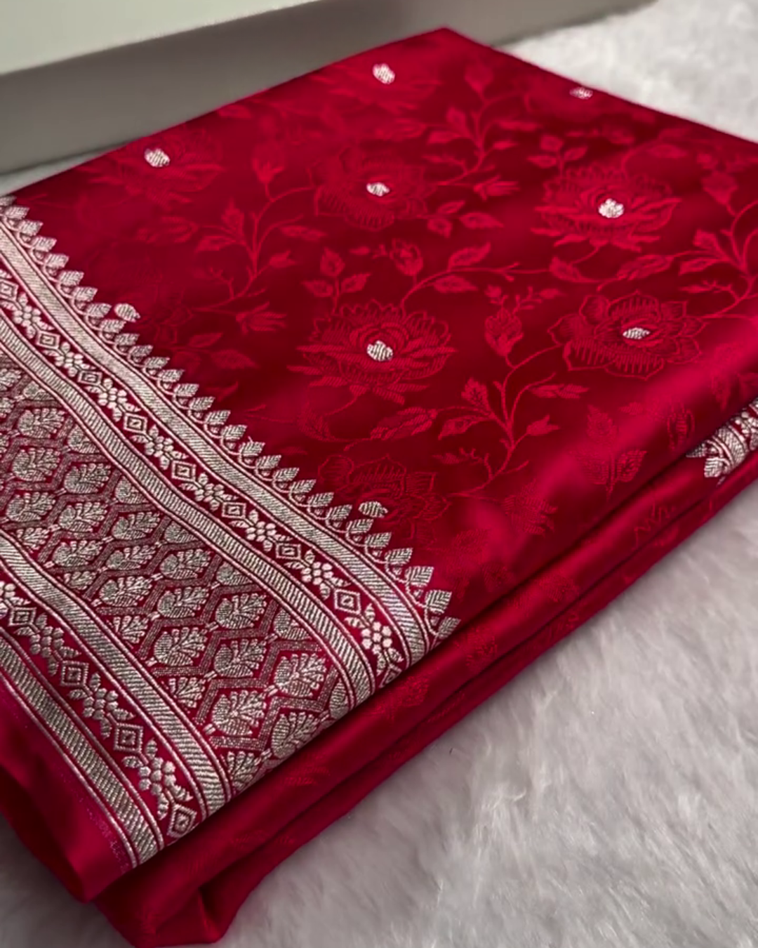Rajvalli – Red Banarasi Tanchoi Floral Booti Mashru Silk Saree with Zari Border