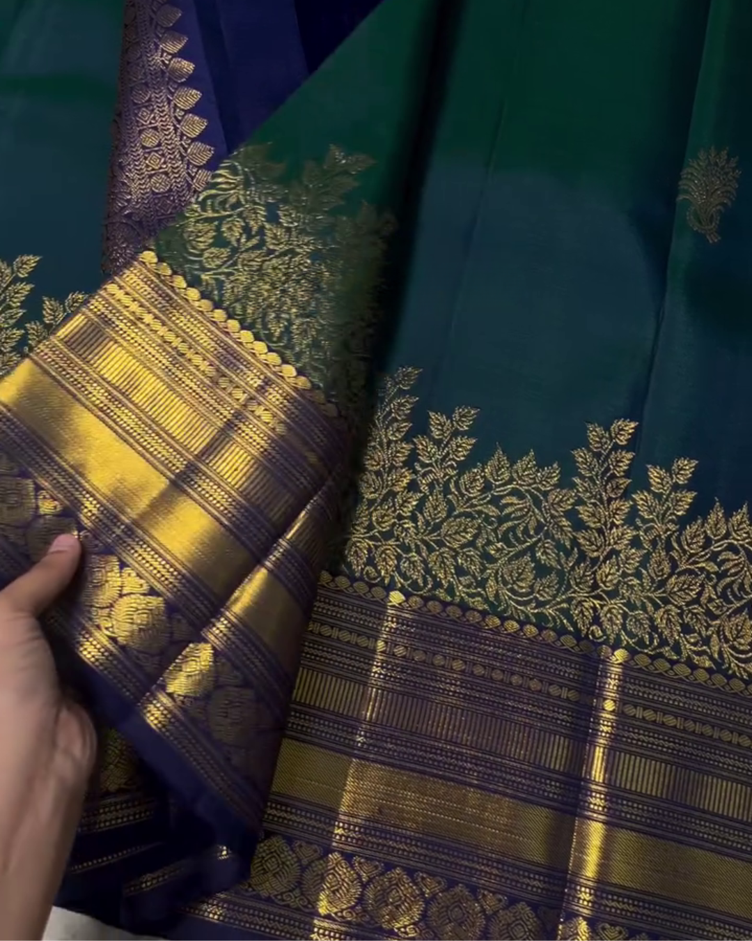 Sharvitha – Green and Navy Kanyaaram Silk Saree with Heavy Golden Zari Border and Floral Pallu