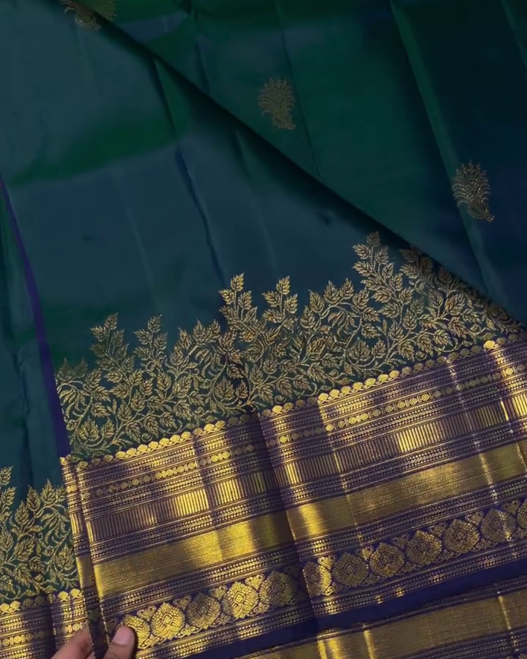 Sharvitha – Green and Navy Kanyaaram Silk Saree with Heavy Golden Zari Border and Floral Pallu