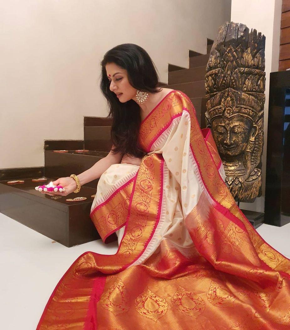 Abhisha – Beige Soft Banarasi Silk Saree with Jacquard Weaving