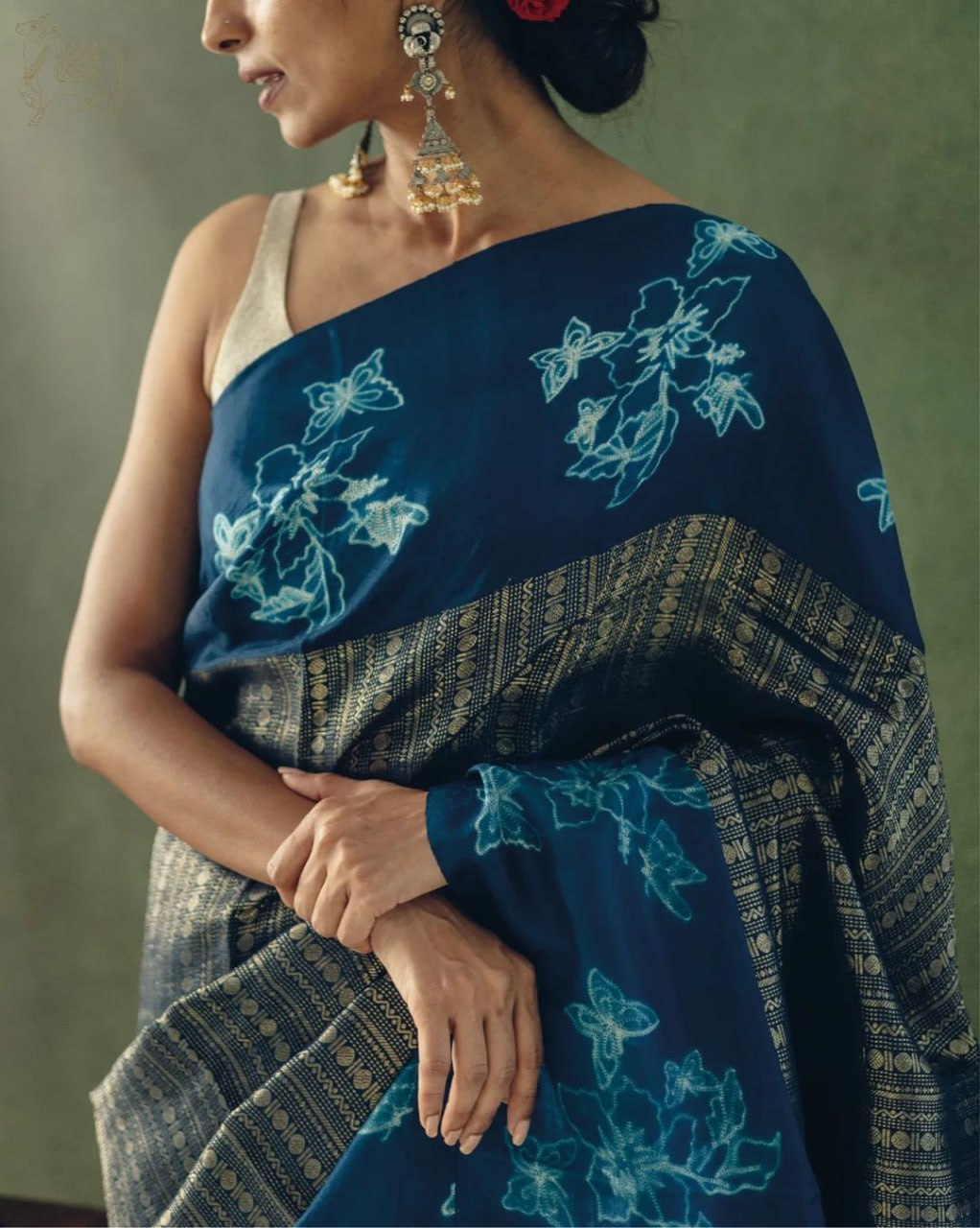 Elegant Navy Blue Kanchipuram Silk Saree with Intricate Floral Motifs