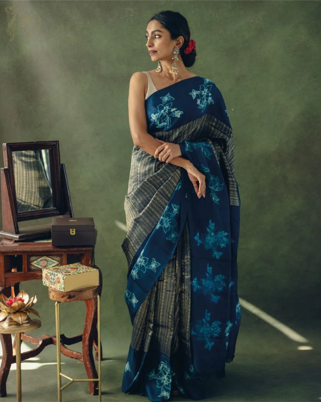 Elegant Navy Blue Kanchipuram Silk Saree with Intricate Floral Motifs