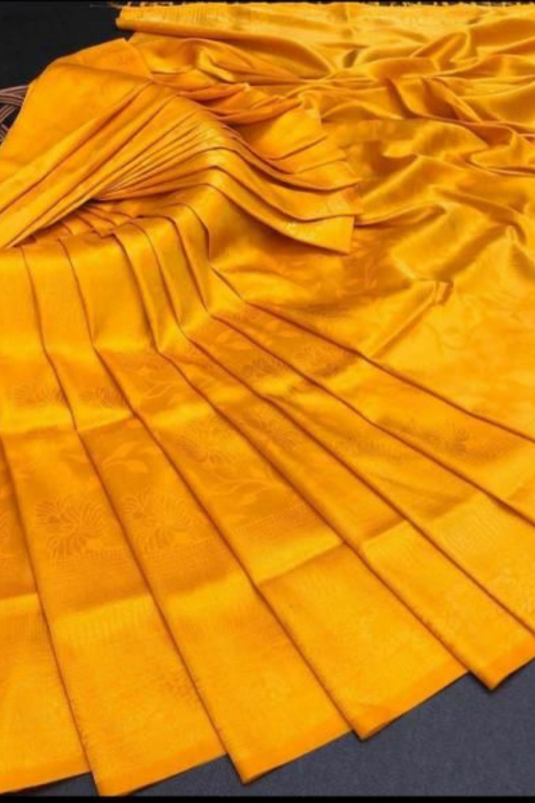 Lizzy Yellow Kanchipuram Saree with attractive blouse piece