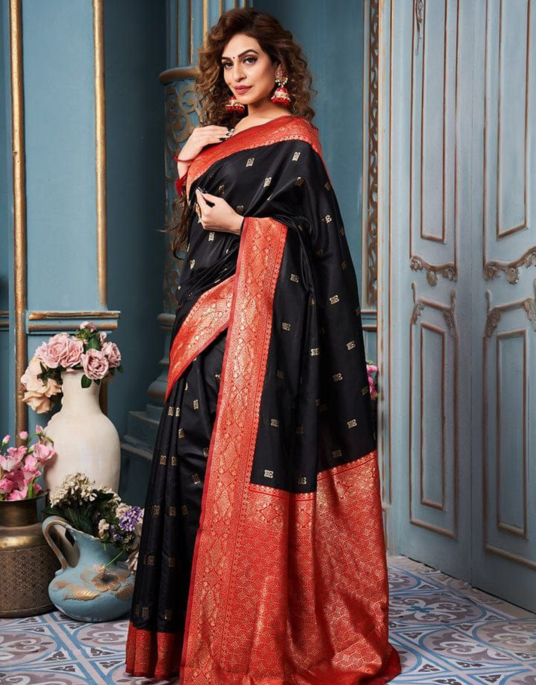 Vihana Black Paithani Saree