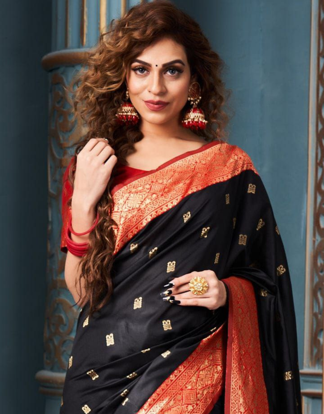 Vihana Black Paithani Saree