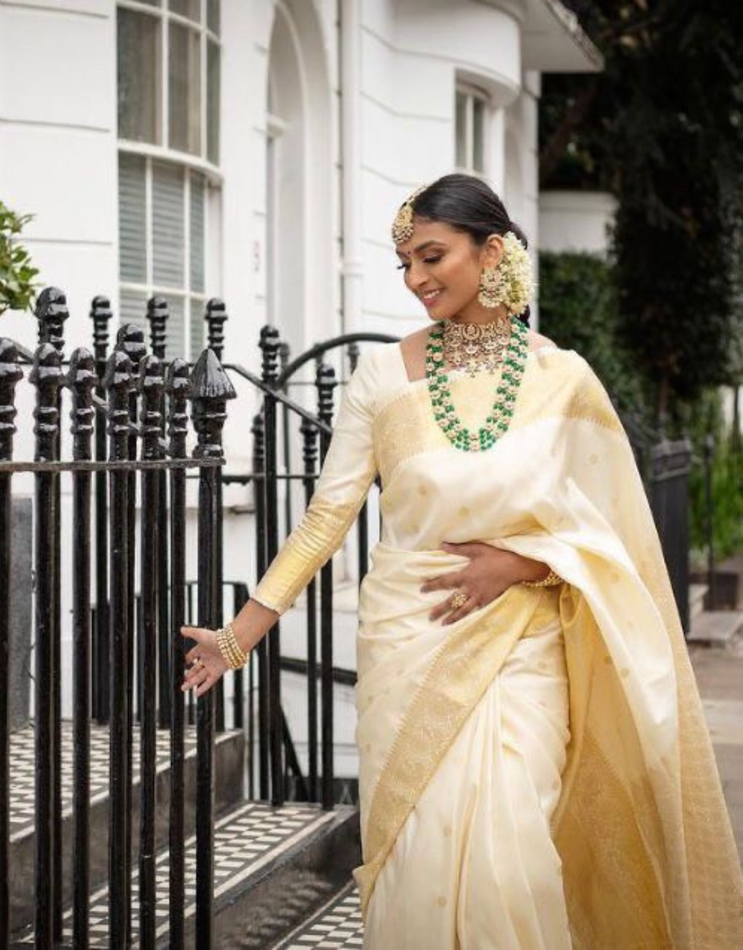 Piyu ofwhite Kanchipuram Silk Saree With Attached Blouse