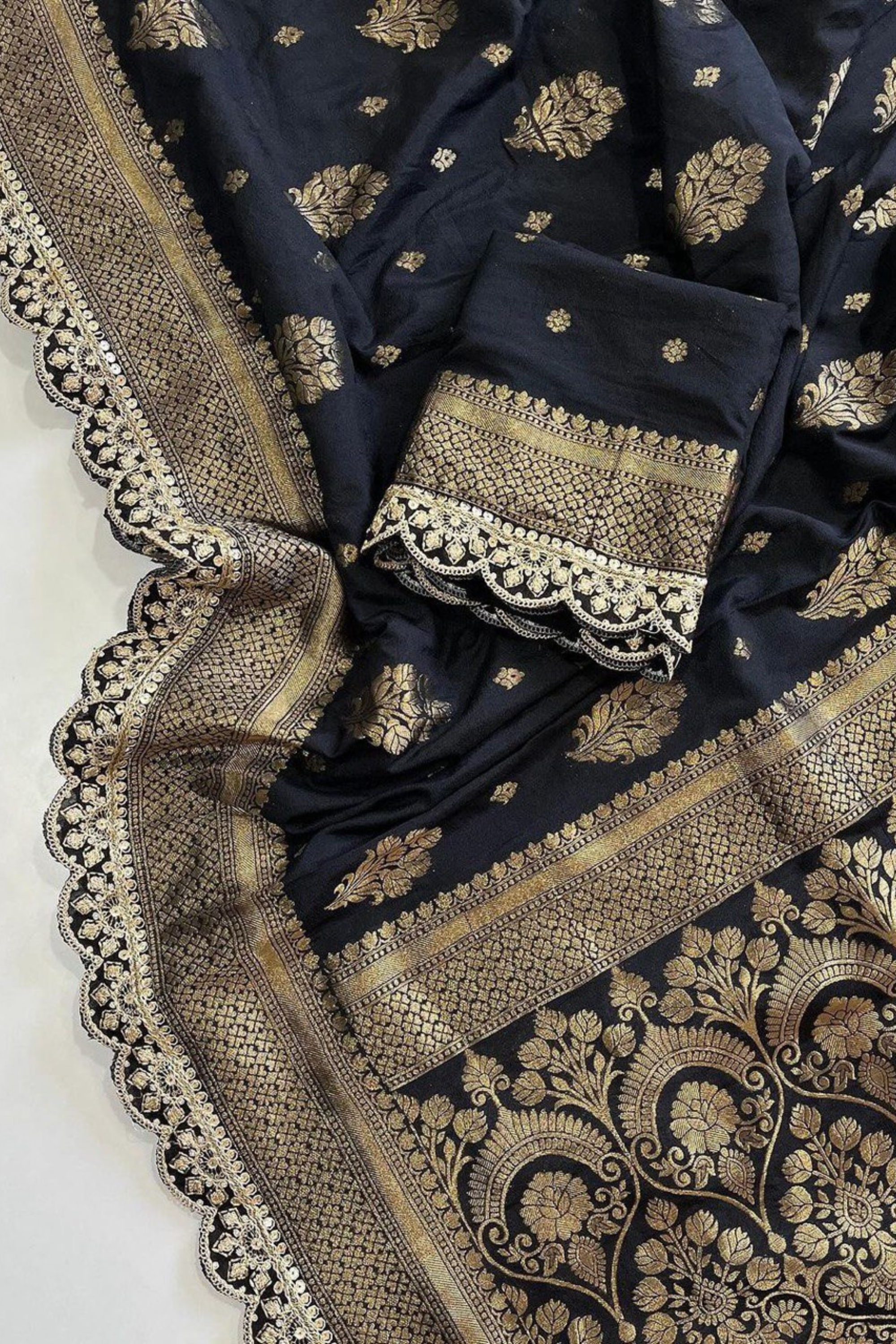 Midnight Elegeanc - Zari Woven Saree