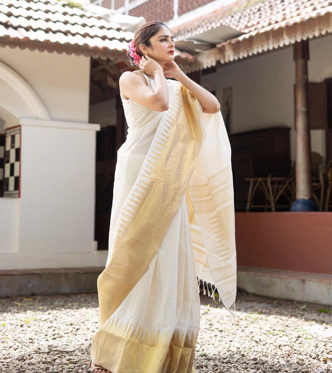 ELA OffWhite Soft Silk Saree