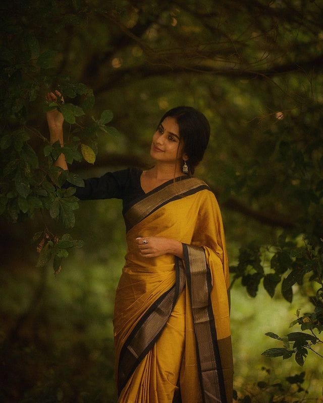 Elegant Yellow-Black Soft Banarasi Silk Saree with Intricate Jacquard Work and Rich Border-RITIKA