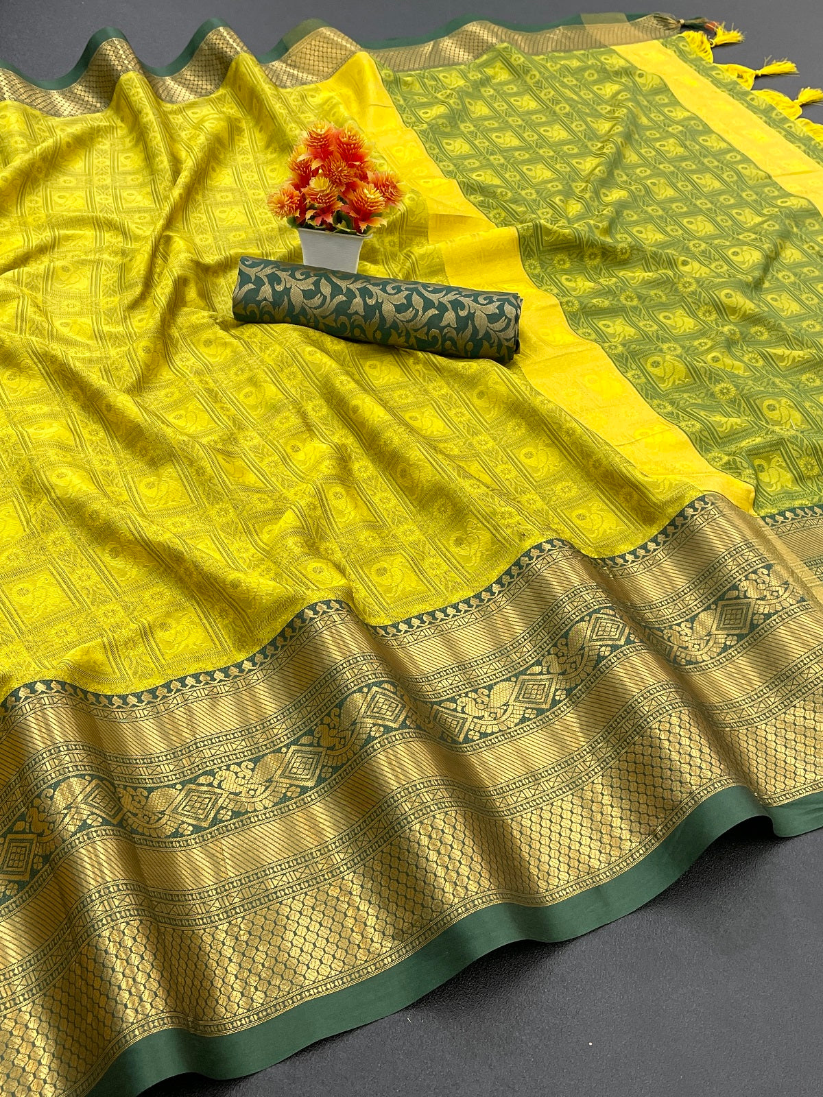 Krisha Muster Yellow Cotton Silk Saree