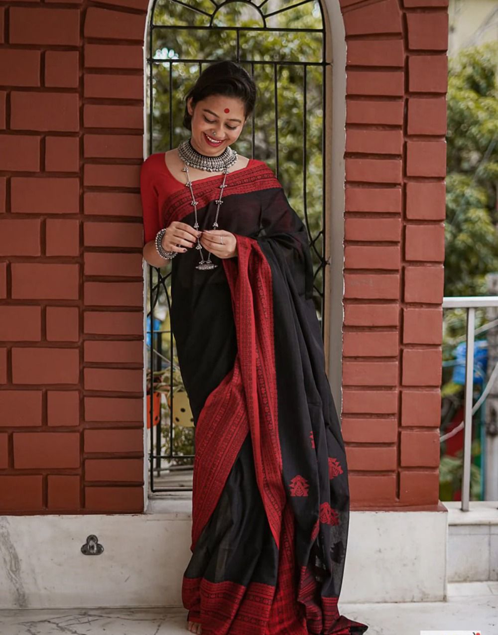 Elite Linen BlackRed Border Soft Linen Slub Saree With Optimal Blouse