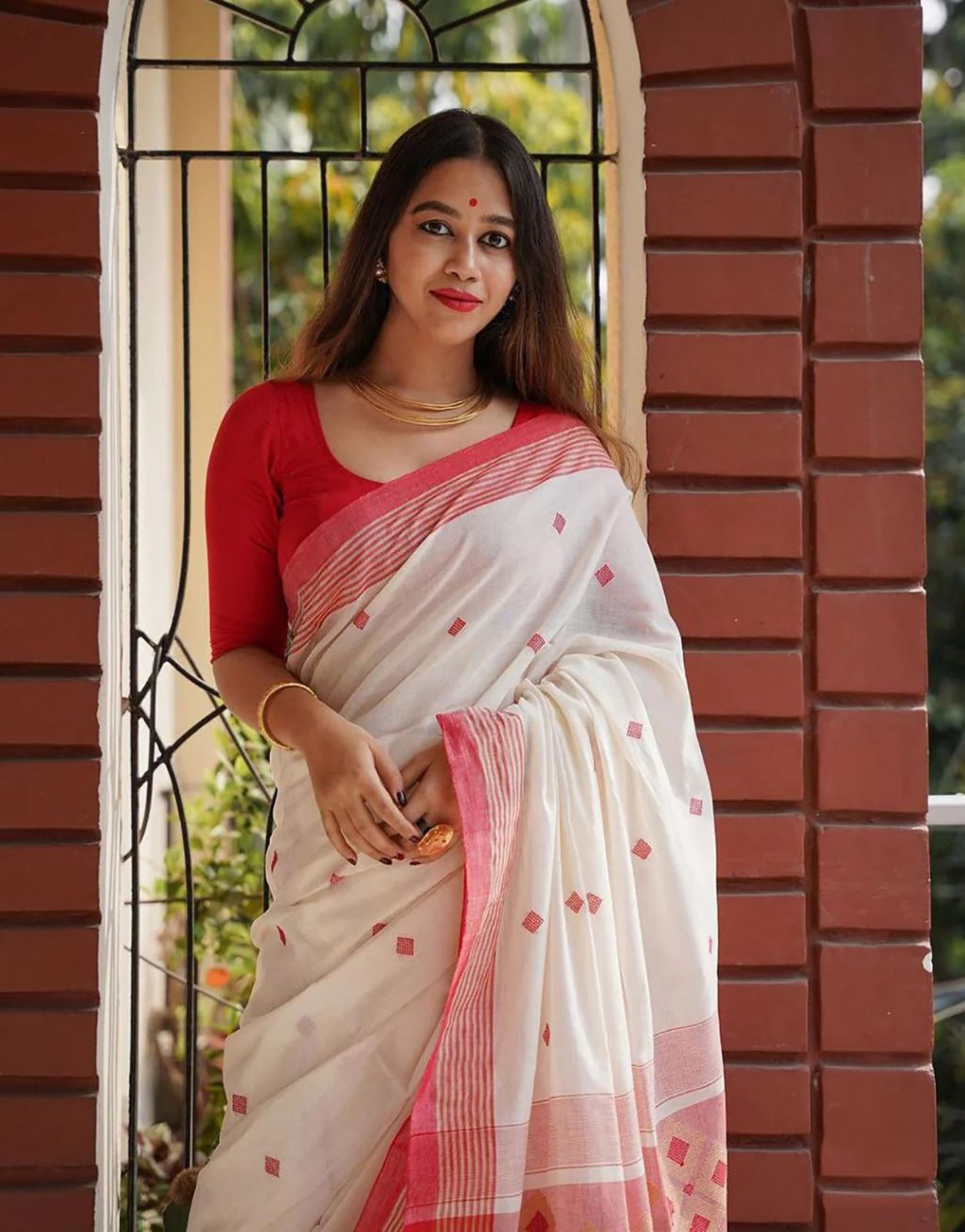 Elite RedDiamond Design Soft Linen Slub Saree With Optimal Blouse