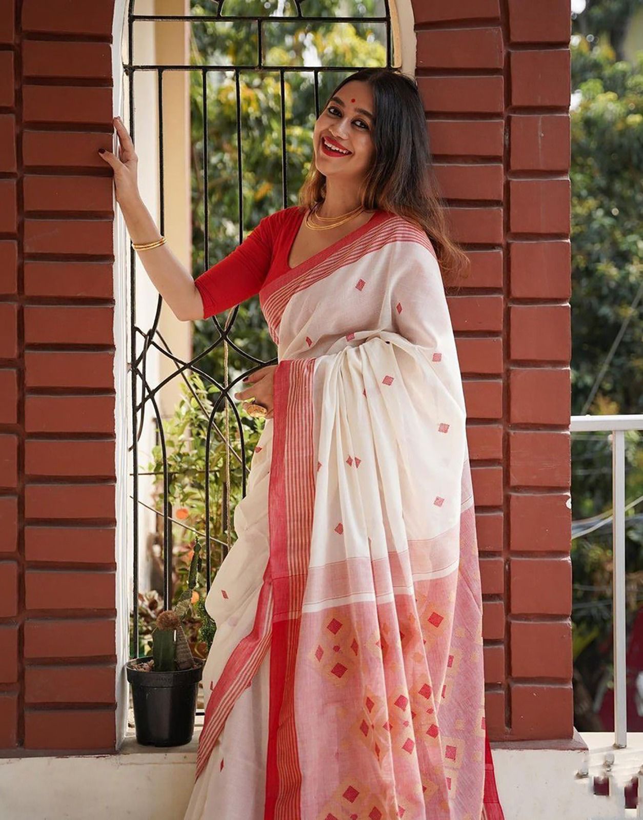 Elite RedDiamond Design Soft Linen Slub Saree With Optimal Blouse