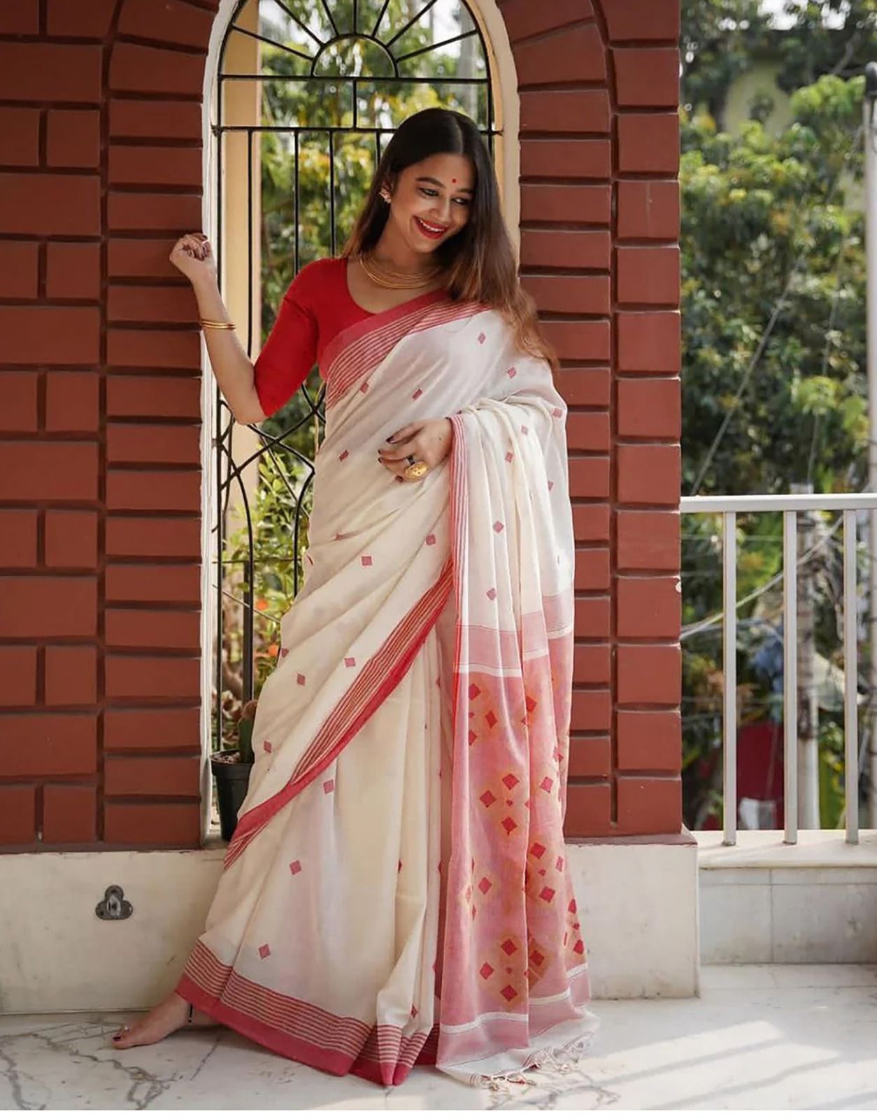 Elite RedDiamond Design Soft Linen Slub Saree With Optimal Blouse