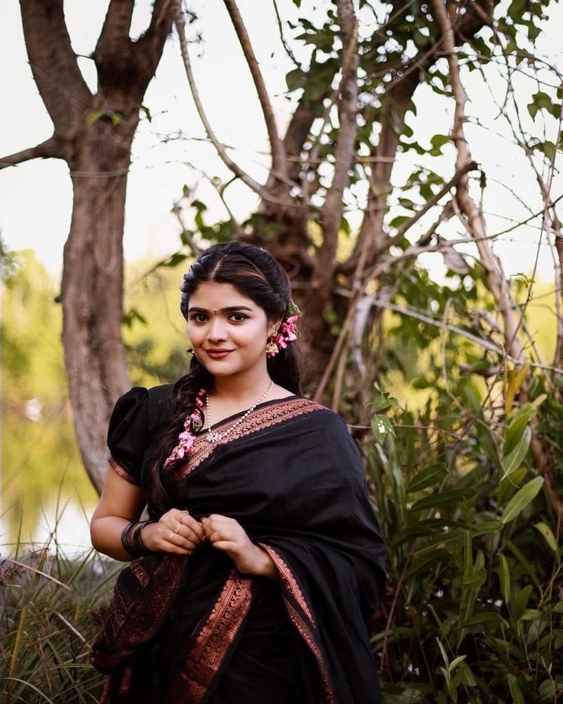 Exquisite Black-Bronze Banarasi Silk Saree with Jacquard Detailing-BHAVNA