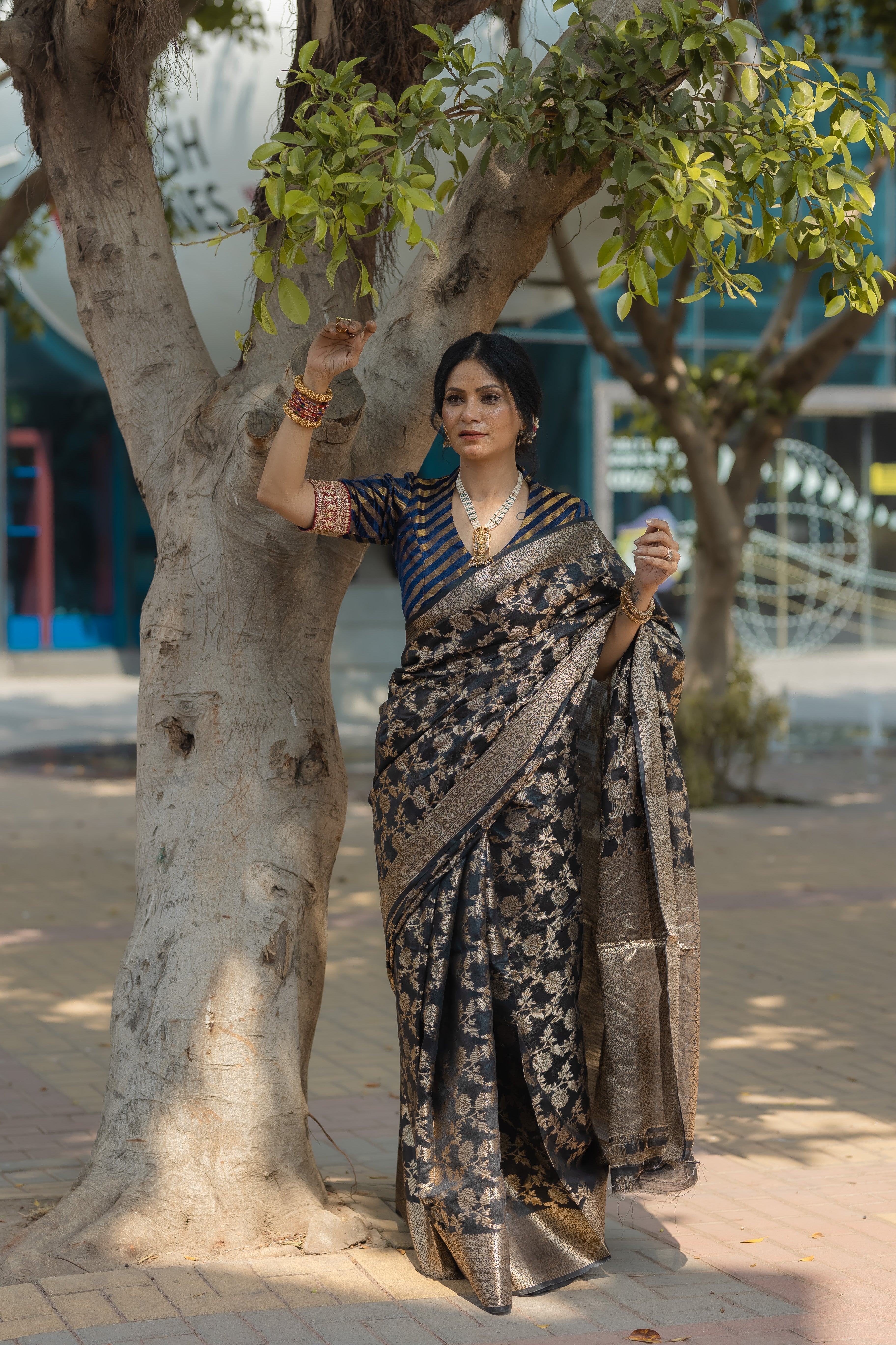 Anu Mishra in Jhalak Black Cotton Linen Blend Saree