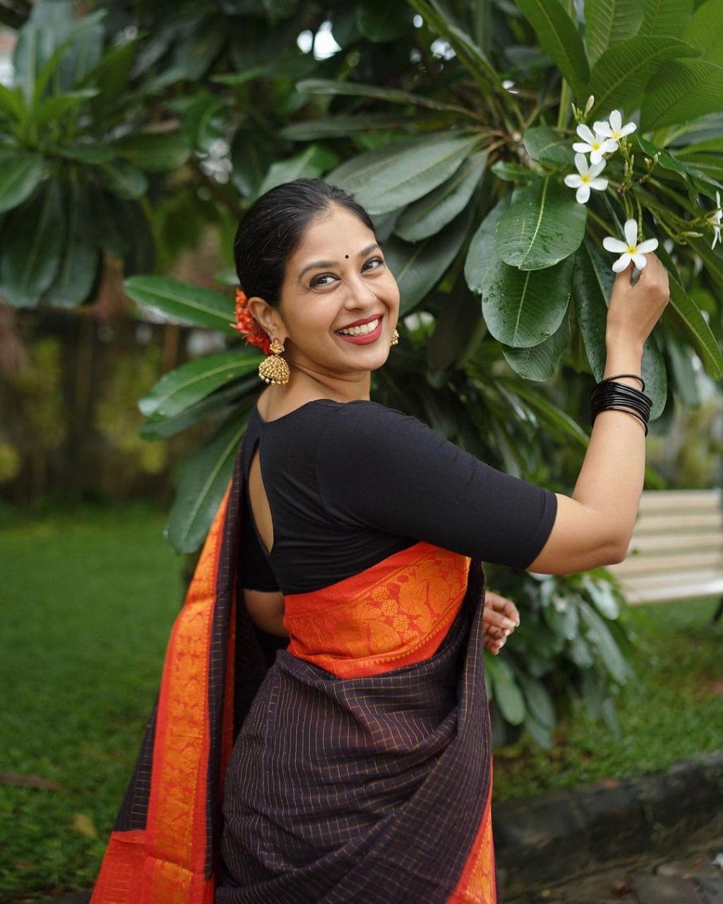 Pure Zari Richa Black-red Coloured Kanchipuram Silk Saree With Mesmorising Blouse