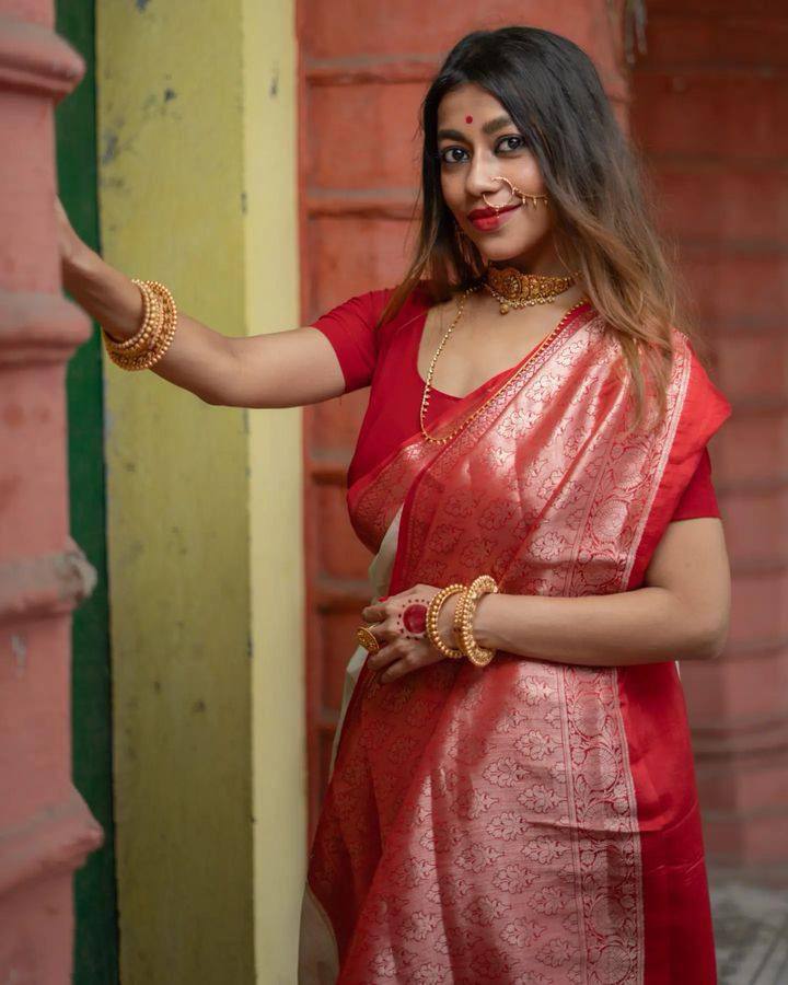 Outstanding White Red Soft Banarasi Silk Saree With Angelic Blouse Piece