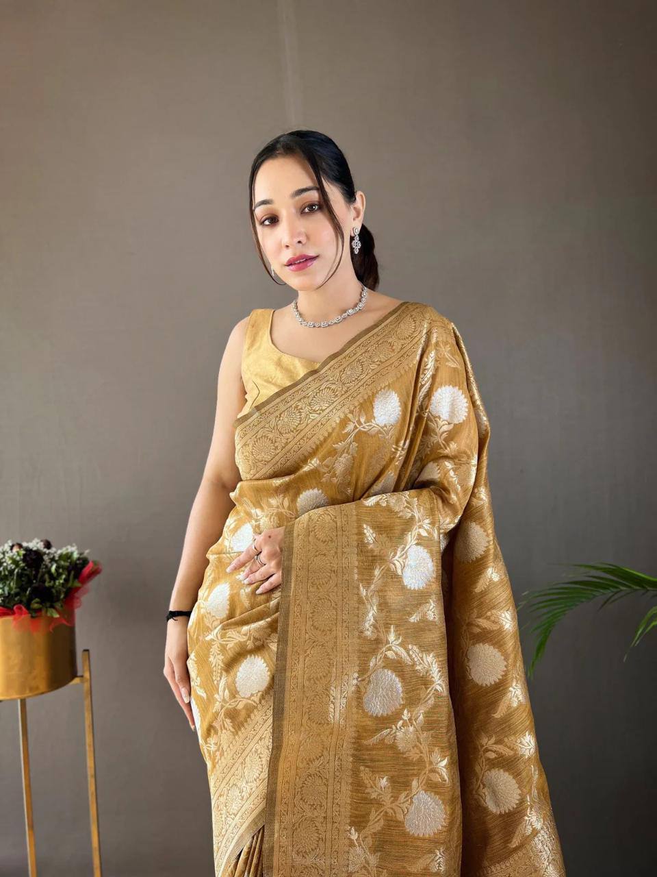 Orvi Mustrad Soft Banarasi Silk Saree With Imaginative Blouse Piece