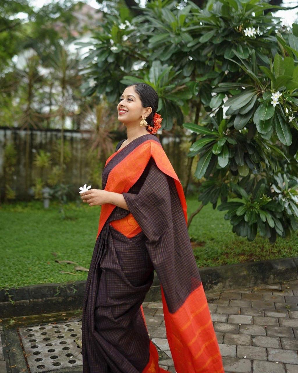 Pure Zari Richa Black-red Coloured Kanchipuram Silk Saree With Mesmorising Blouse