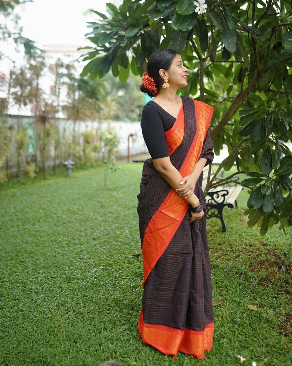 Pure Zari Richa Black-red Coloured Kanchipuram Silk Saree With Mesmorising Blouse