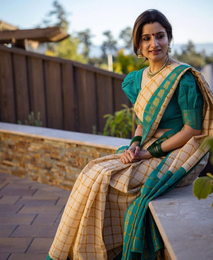 Jamkhudi Off White Silk Saree WIth Fabulouse Blouse Piece