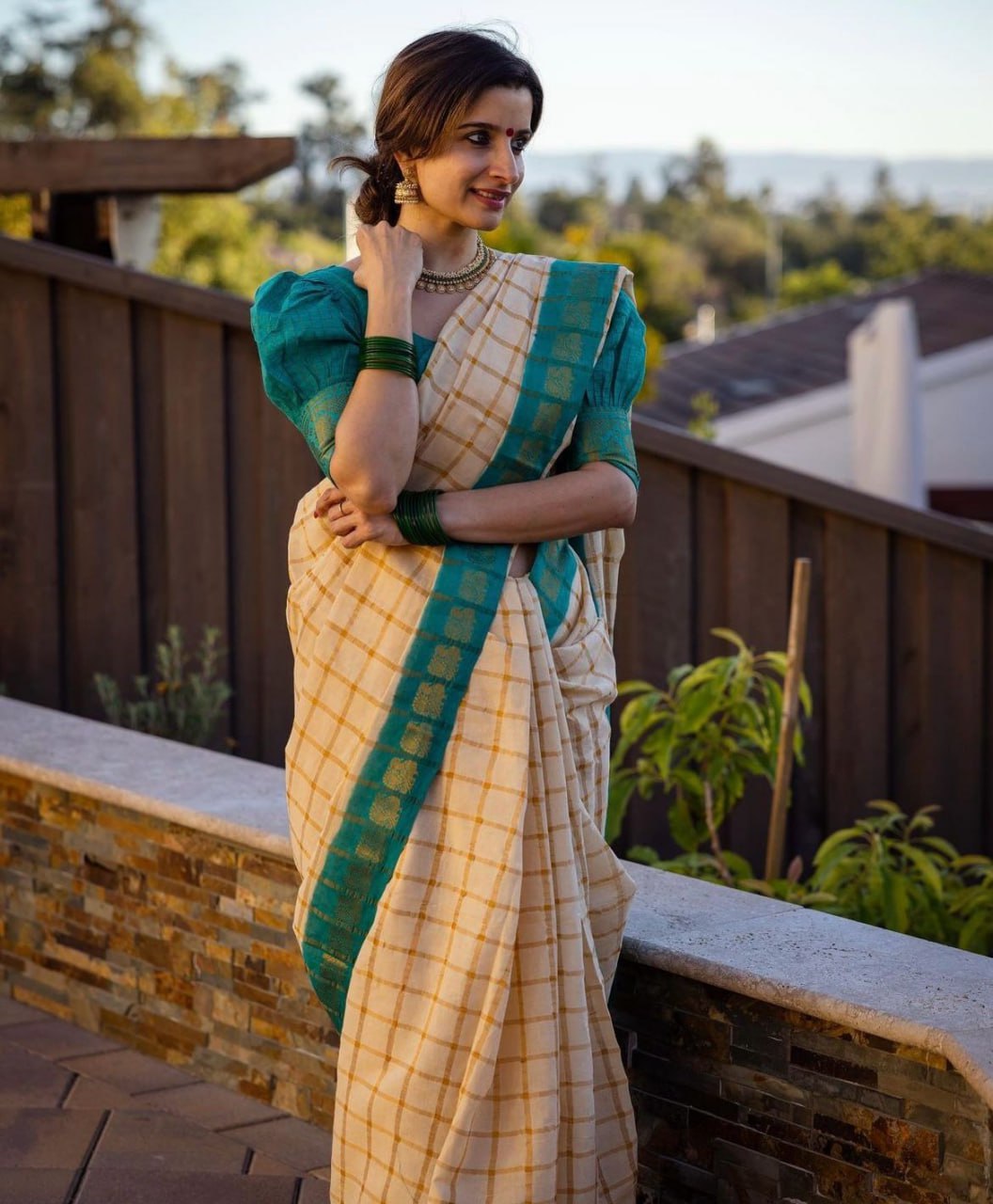 Jamkhudi Off White Silk Saree WIth Fabulouse Blouse Piece