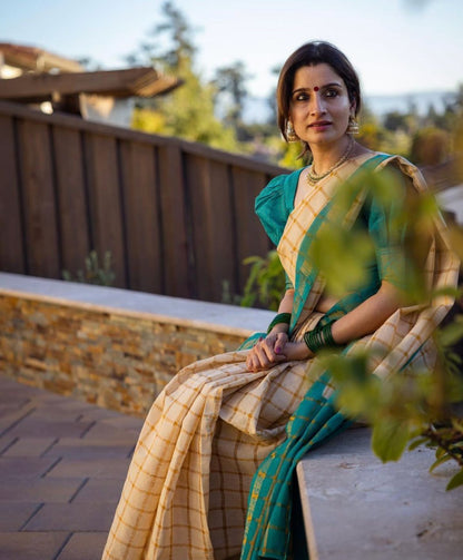 Jamkhudi Off White Silk Saree WIth Fabulouse Blouse Piece