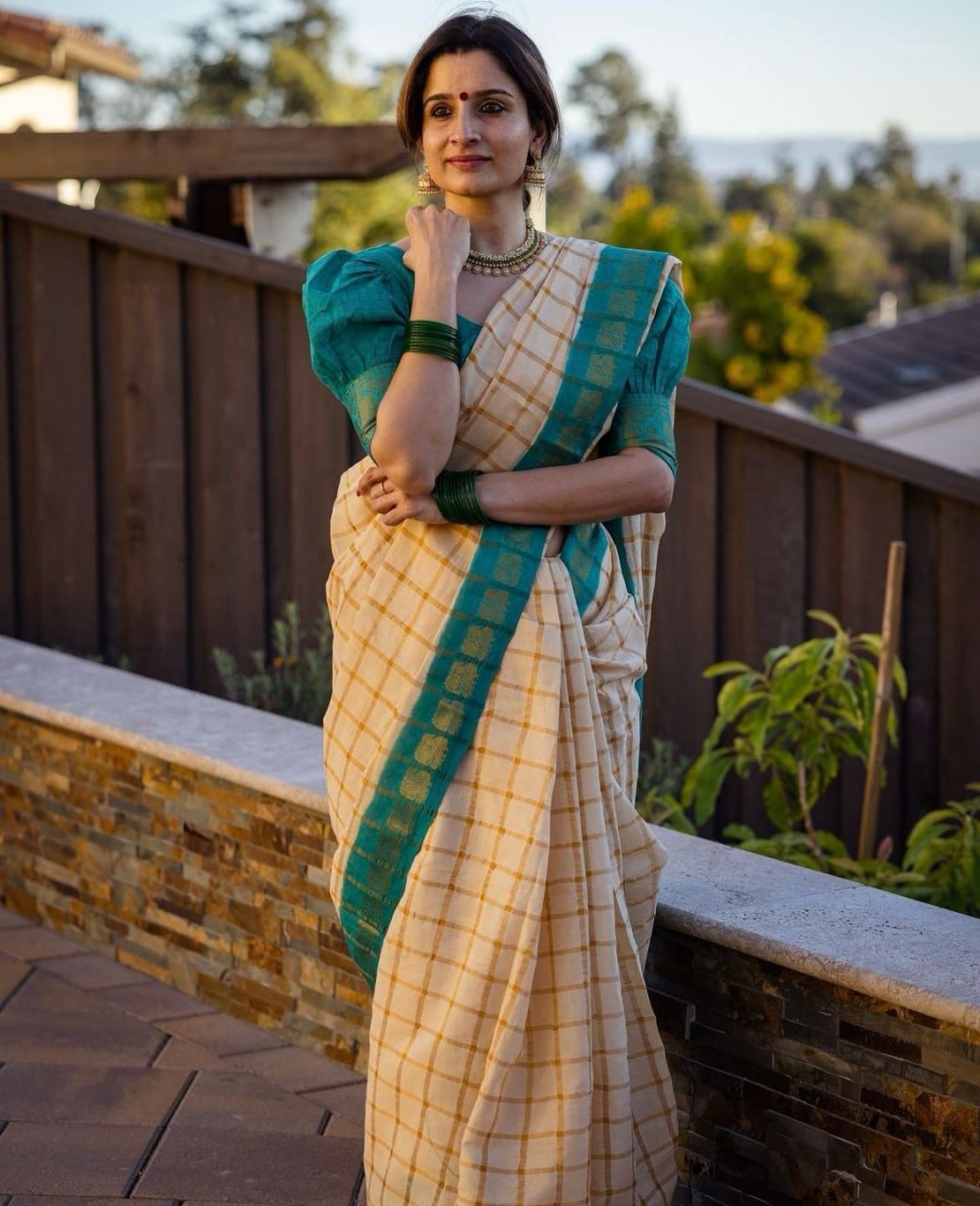 Jamkhudi Off White Silk Saree WIth Fabulouse Blouse Piece