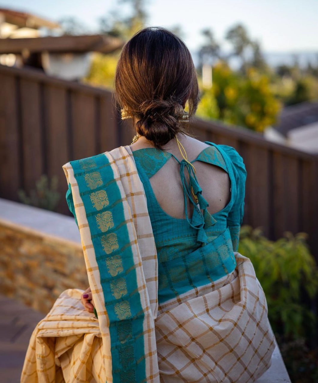 Jamkhudi Off White Silk Saree WIth Fabulouse Blouse Piece