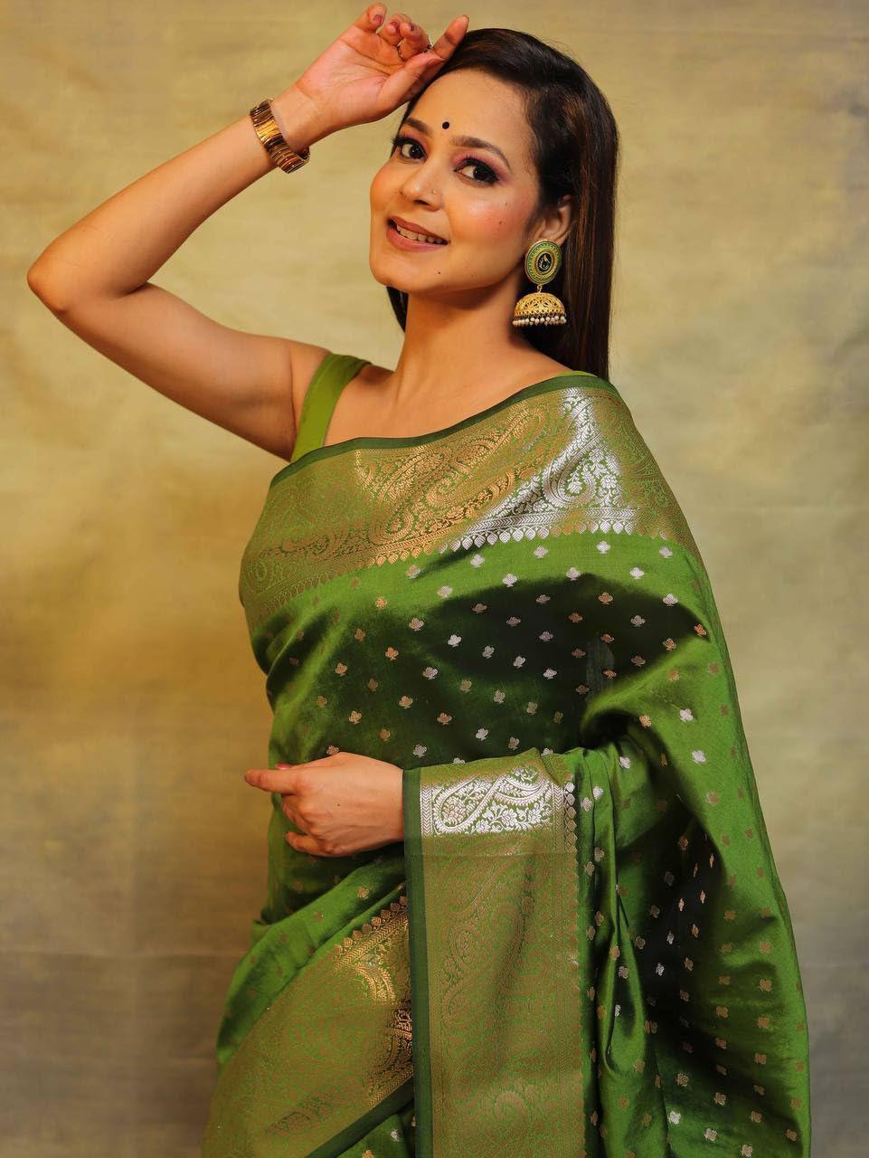 Majestic Green Splendo Banarasi Silk Saree WIth Fabulouse Blouse Piece