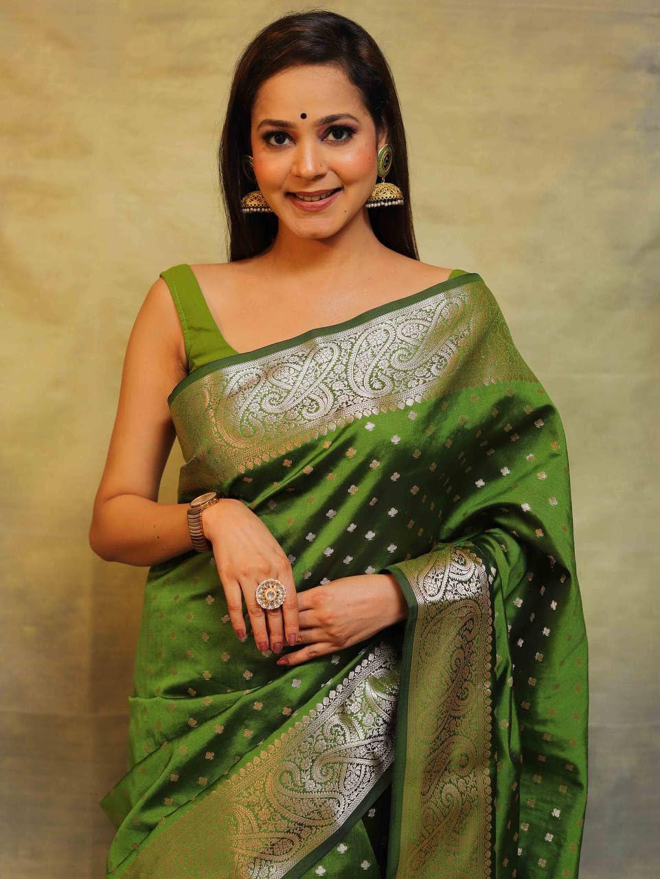 Majestic Green Splendo Banarasi Silk Saree WIth Fabulouse Blouse Piece