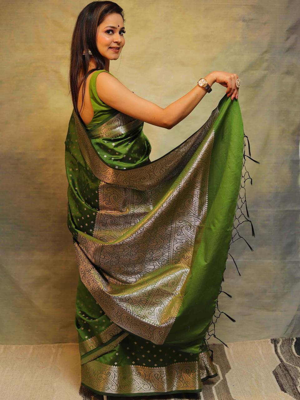 Majestic Green Splendo Banarasi Silk Saree WIth Fabulouse Blouse Piece