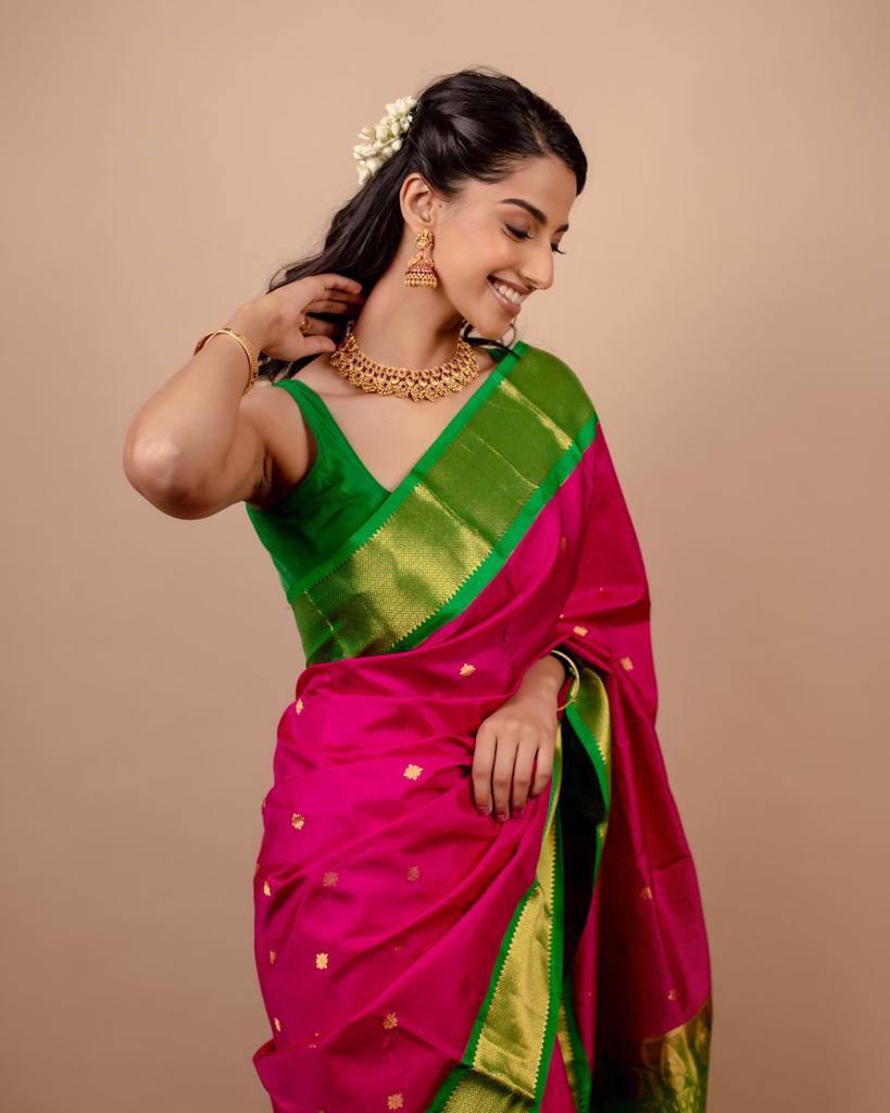 Forest Green Silk Saree WIth Fabulouse Blouse Piece