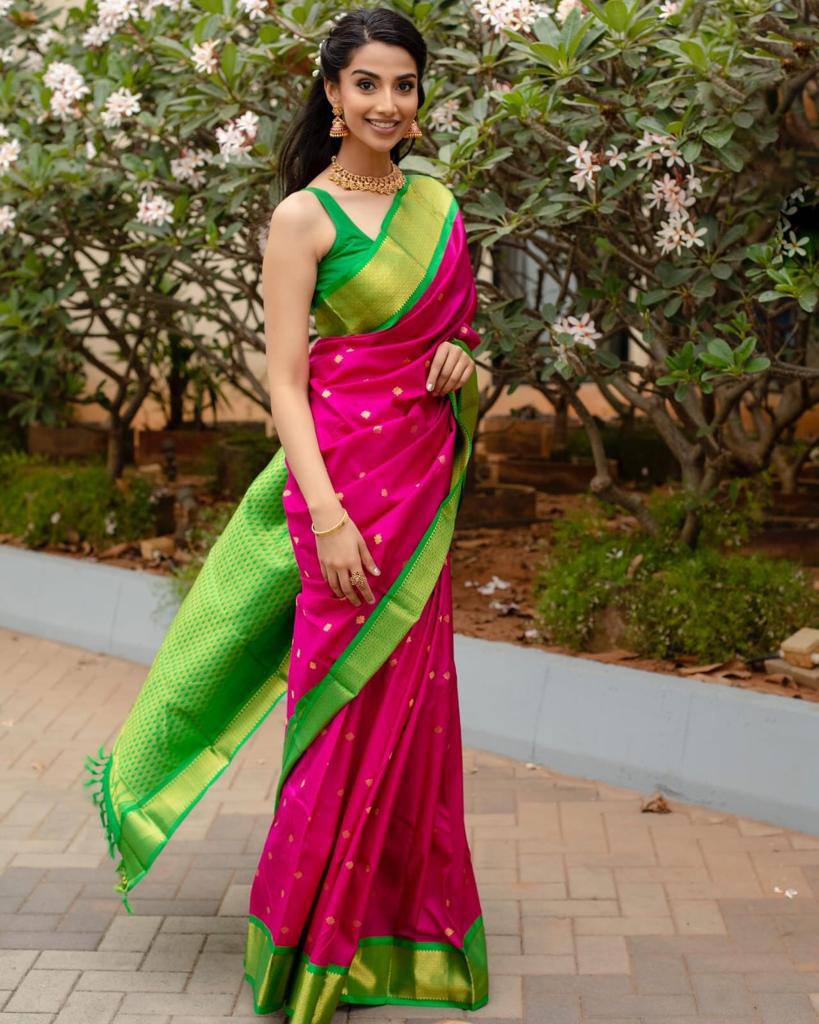 Forest Green Silk Saree WIth Fabulouse Blouse Piece