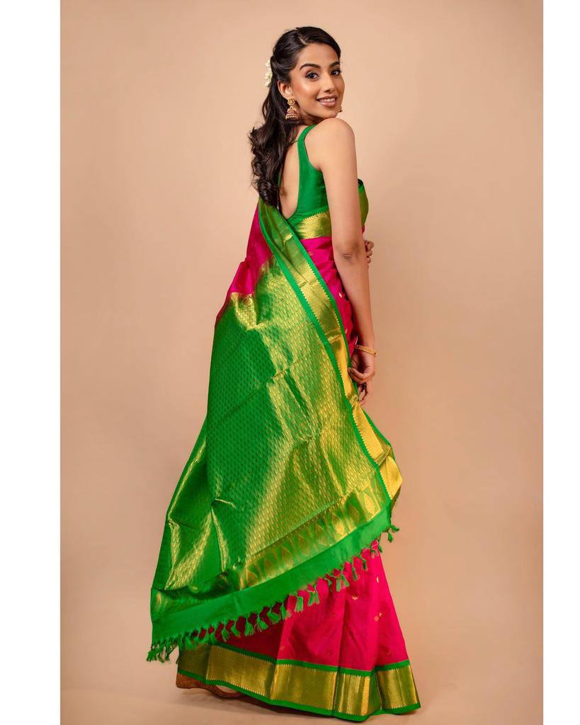 Forest Green Silk Saree WIth Fabulouse Blouse Piece