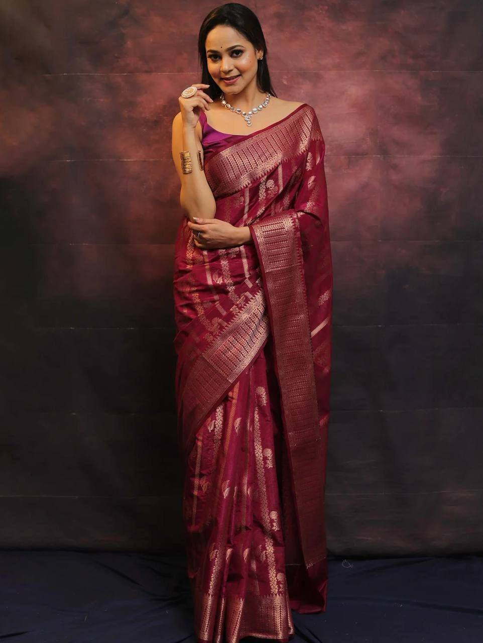 Majestic Maroon Elegance Banarasi Silk Saree WIth Fabulouse Blouse Piece