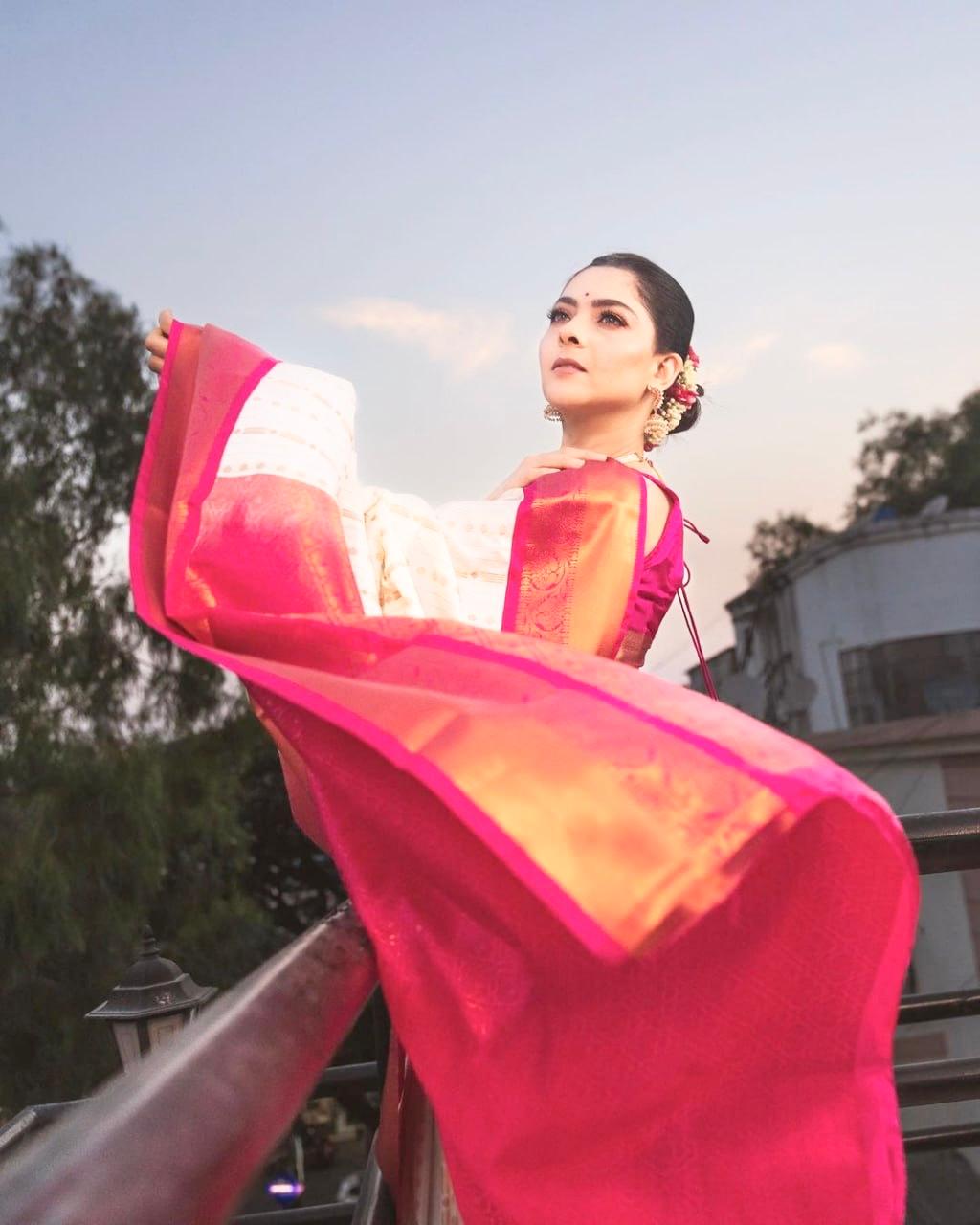 Ivory Elegance Banarasi Silk Saree WIth Fabulouse Blouse Piece