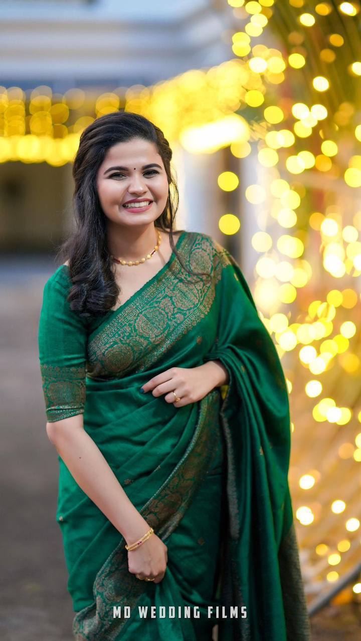 Diamond Green Banarasi Silk Saree WIth Fabulouse Blouse Piece