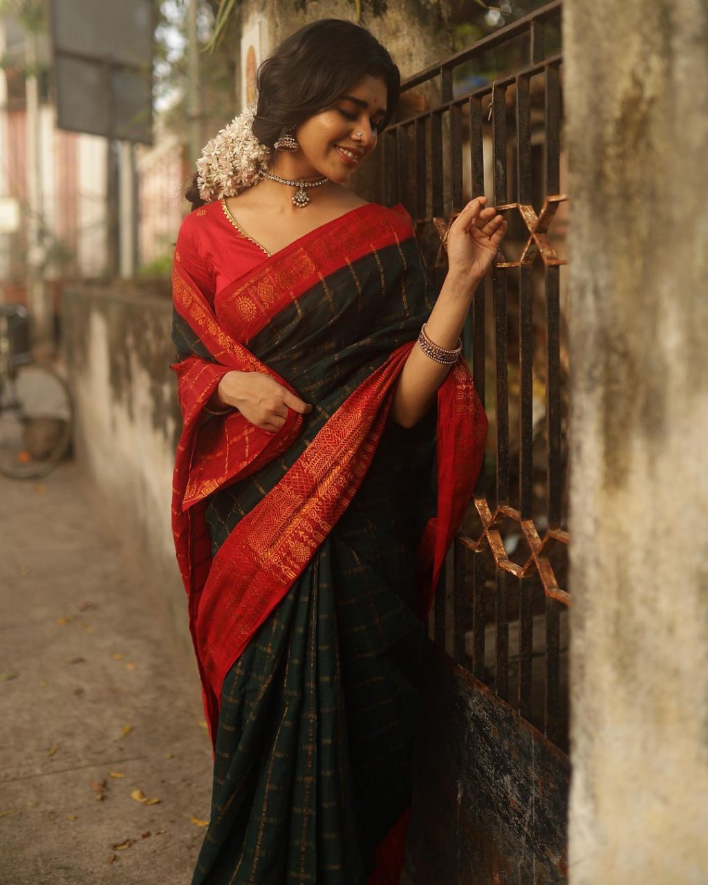 Festive Red and Green Banarasi Silk Saree WIth Fabulouse Blouse Piece