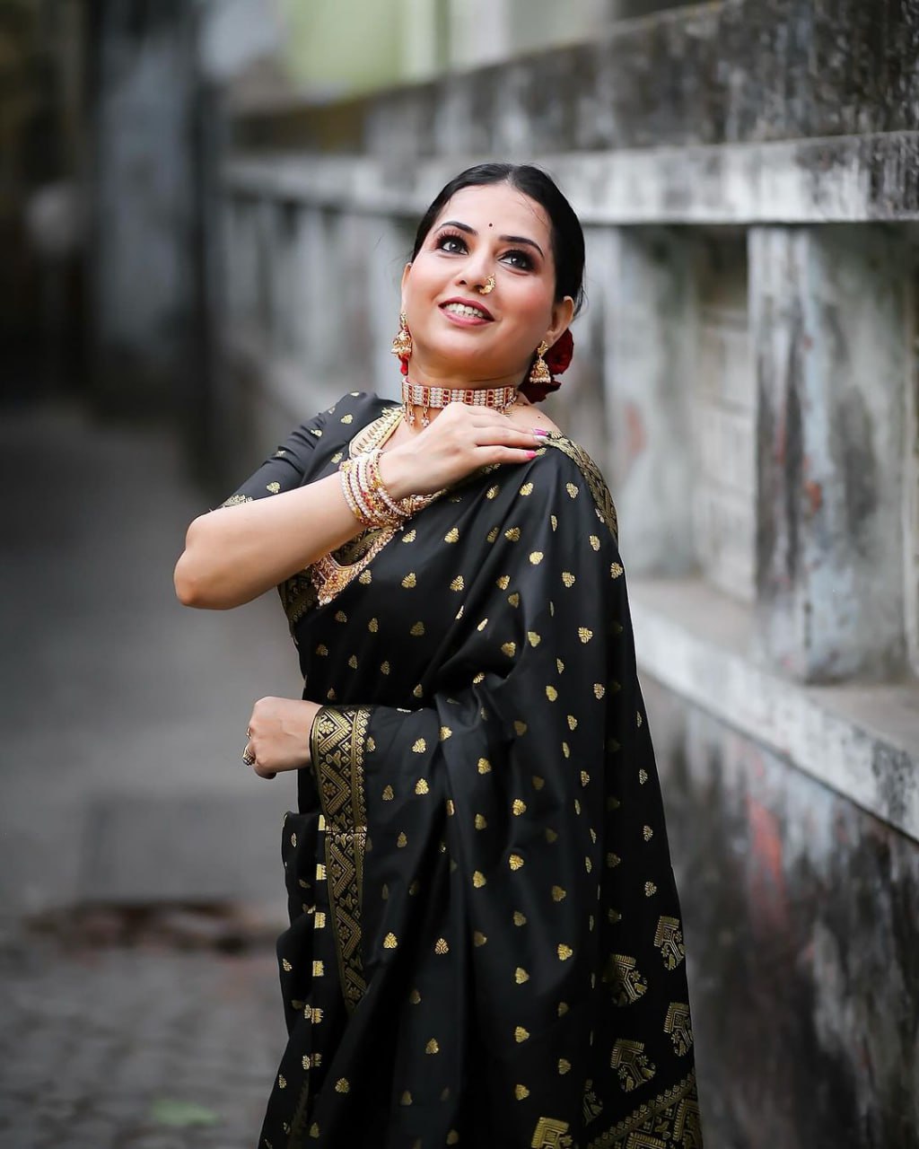 Ebony Gold Black Classic Banarasi Silk Saree WIth Fabulouse Blouse Piece