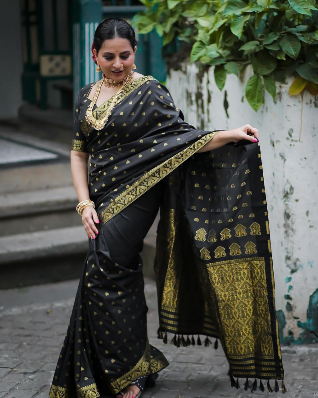 Ebony Gold Black Classic Banarasi Silk Saree WIth Fabulouse Blouse Piece