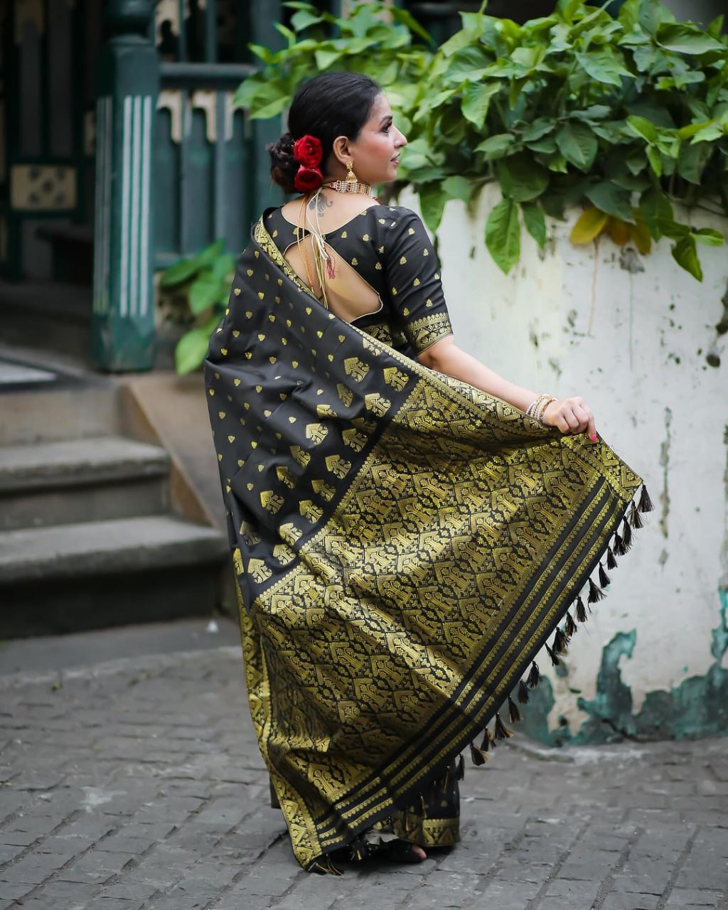 Ebony Gold Black Classic Banarasi Silk Saree WIth Fabulouse Blouse Piece