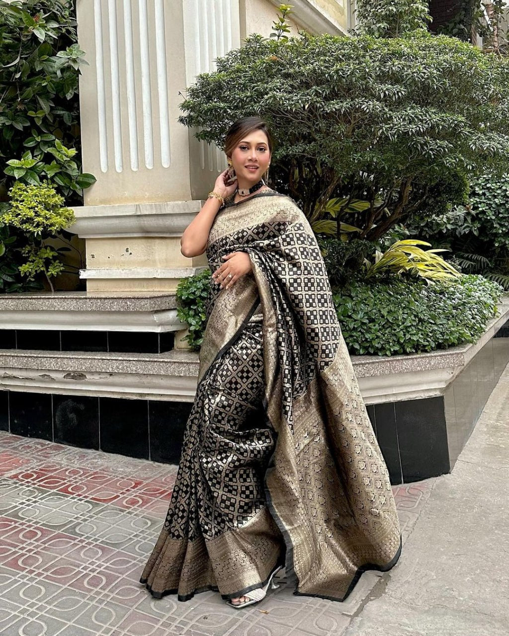 Black and Gold Elegance Banarasi Silk Saree WIth Fabulouse Blouse