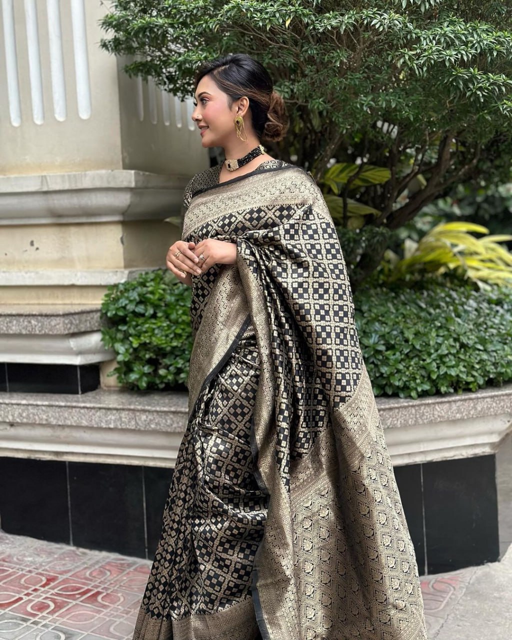 Black and Gold Elegance Banarasi Silk Saree WIth Fabulouse Blouse