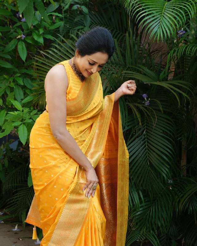 Golden Sunrise Banarasi Silk Saree WIth Fabulouse Blouse Piece