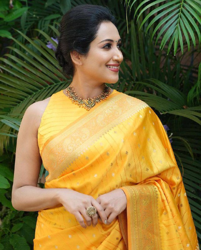 Golden Sunrise Banarasi Silk Saree WIth Fabulouse Blouse Piece