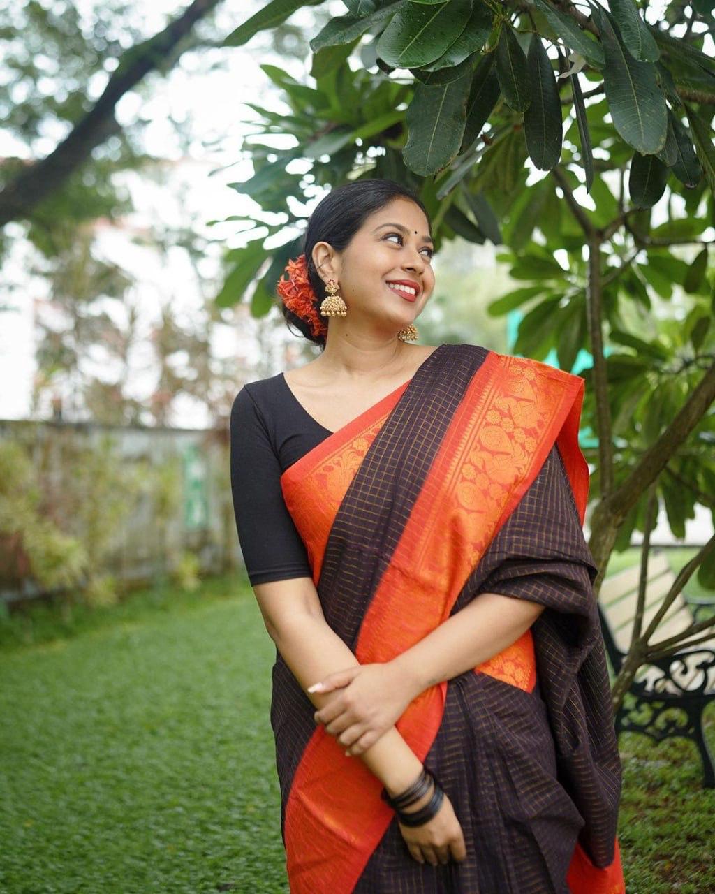 Pure Zari Richa Black-red Coloured Kanchipuram Silk Saree With Mesmorising Blouse