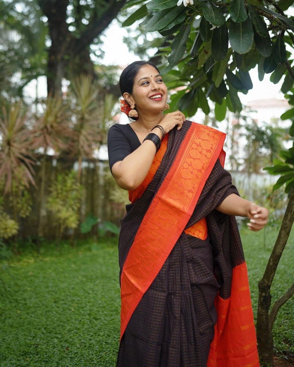 Pure Zari Richa Black-red Coloured Kanchipuram Silk Saree With Mesmorising Blouse