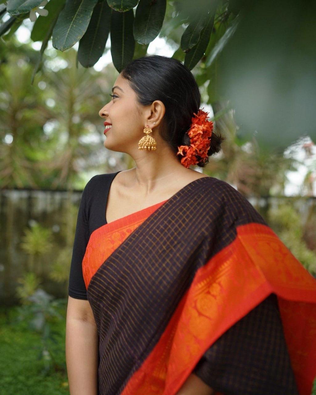 Pure Zari Richa Black-red Coloured Kanchipuram Silk Saree With Mesmorising Blouse